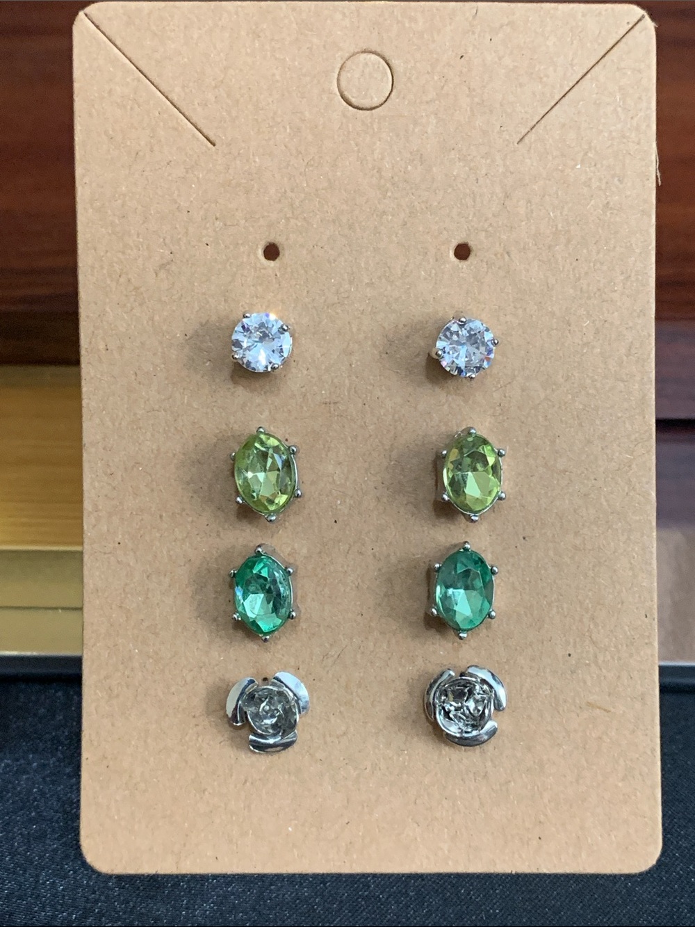4 pairs of stud earrings